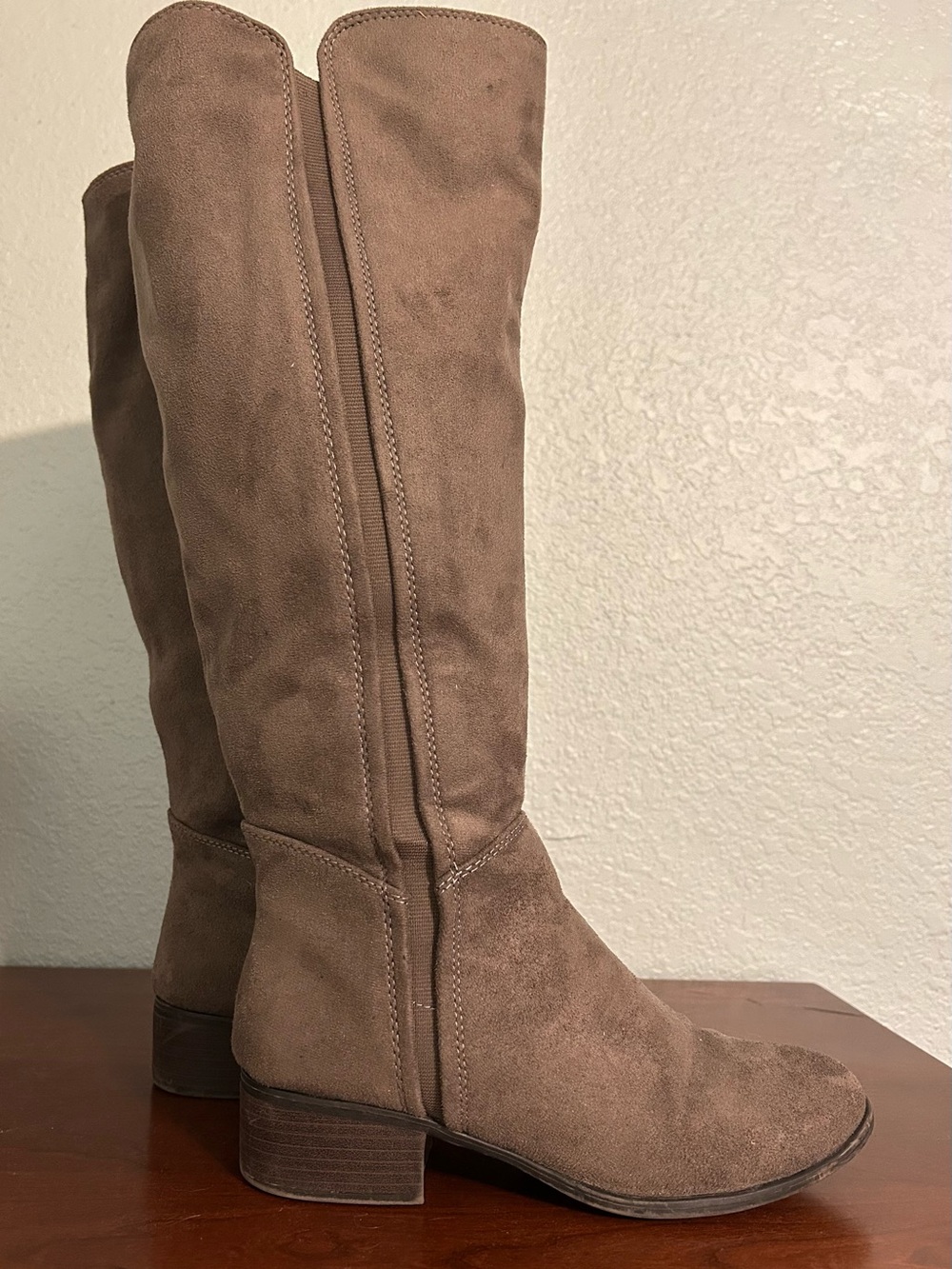 Mossimo from Target Faux-Suede Tall Ladies Taupe Knee-high Riding boots Sz 7.